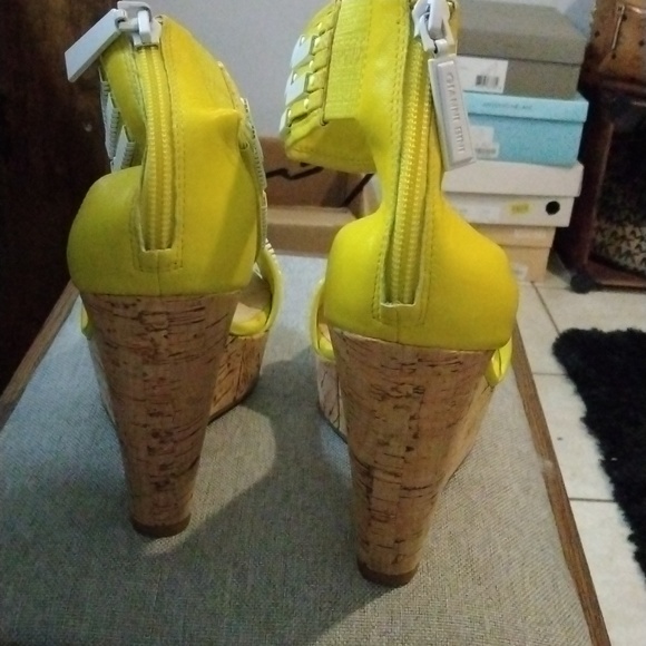 Gianni Bini Wedges - Picture 3 of 5